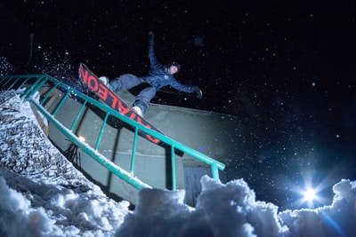 人骑在滑雪板在夜间
